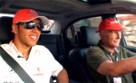 Lewis Hamilton und Niki Lauda im Mercedes-Benz S400 Hybrid